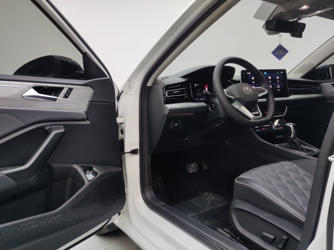Volkswagen Sagitar 2023 car image #8