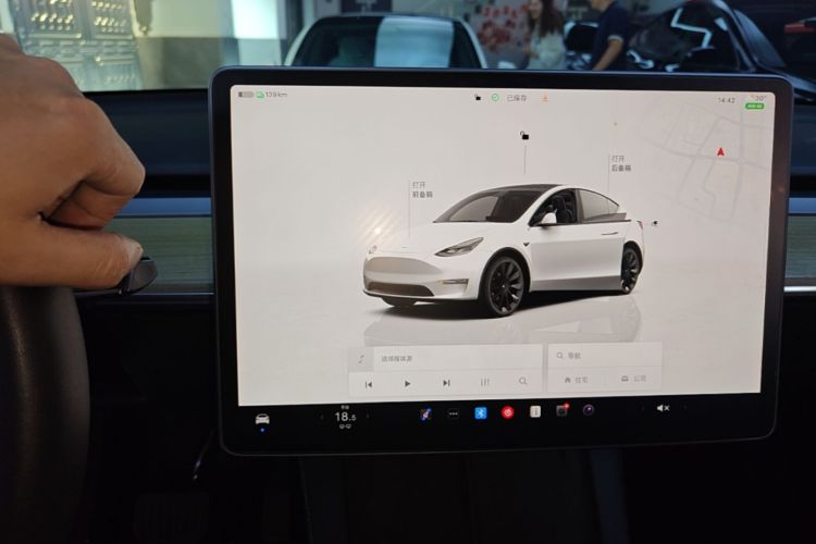 Tesla Model Y 2023 #13 Tesla Model Y 2023 car image #13