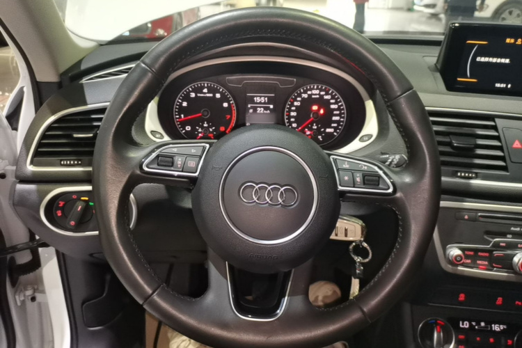 Audi Q3 2018 car image #15