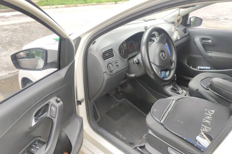 Volkswagen Polo 2015 car image #9