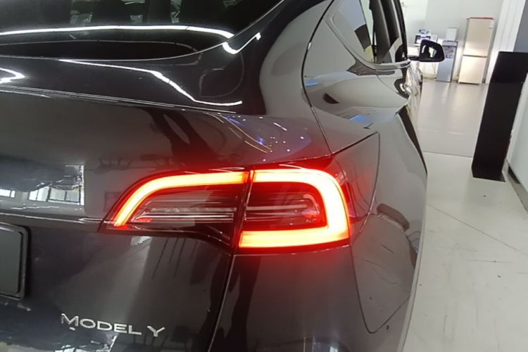 Tesla Model Y 2024 car image #8
