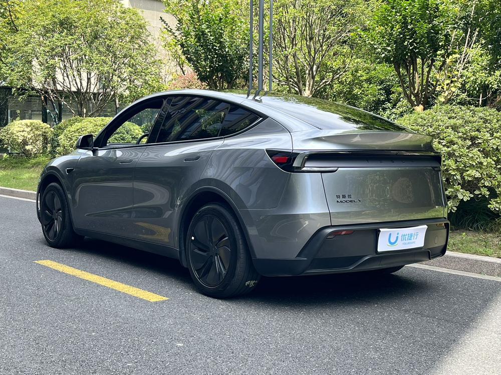 Tesla Model Y 2026 #4 Tesla Model Y 2026 car image #4