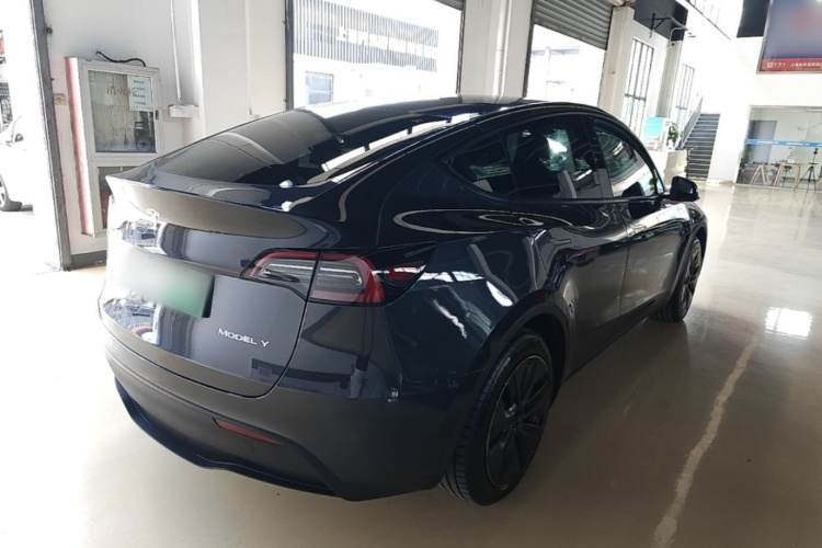 Tesla Model Y 2024 #7 Tesla Model Y 2024 car image #7