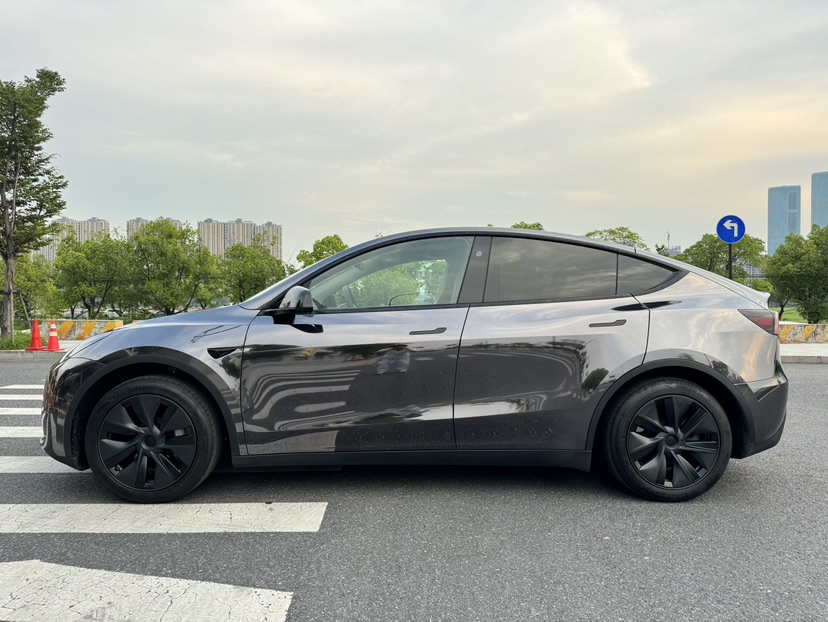 Tesla Model Y 2024 #5 Tesla Model Y 2024 car image #5