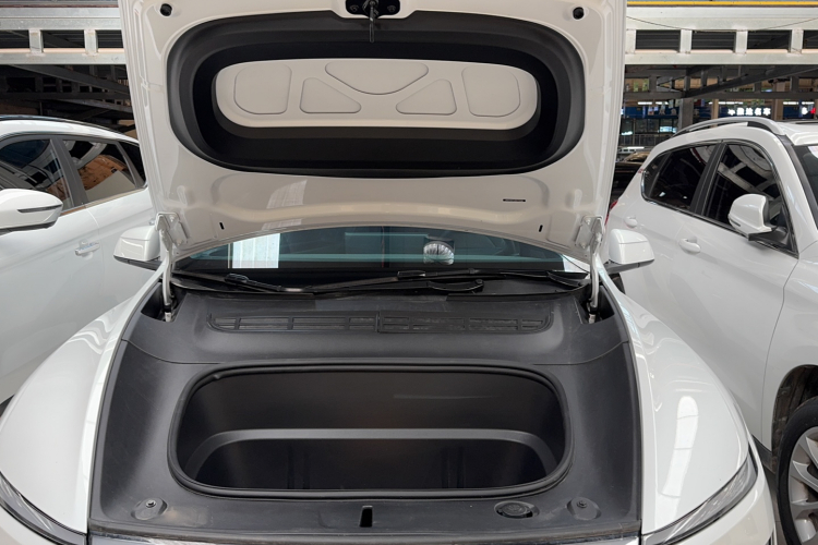 Tesla Model Y 2025 car image #19