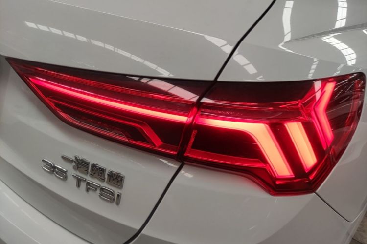 Audi Q3 2020 car image #8