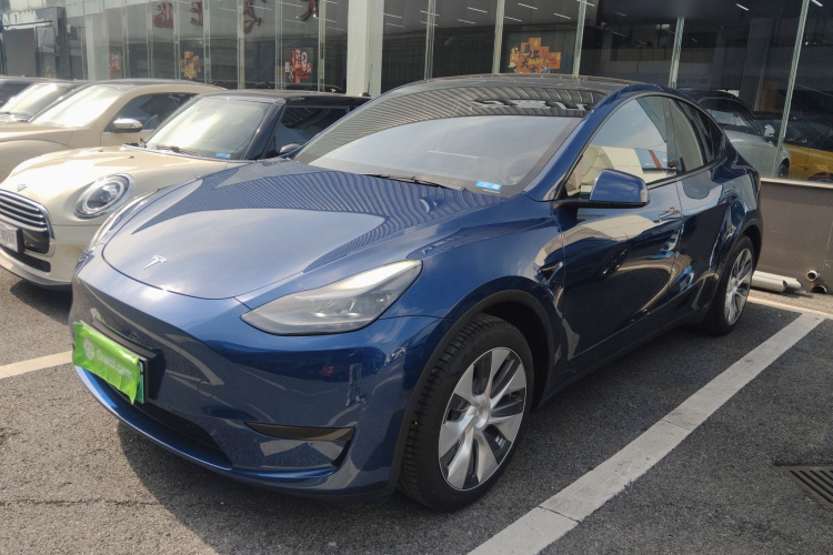 Tesla Model Y 2023 car image #2