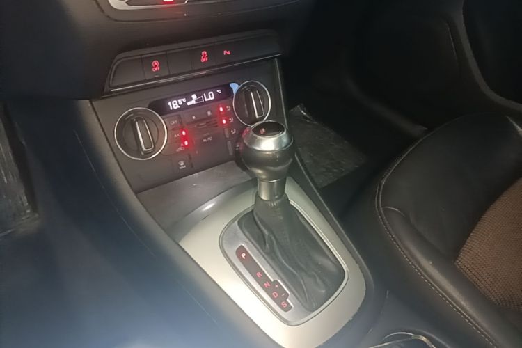Audi Q3 2016 car image #14