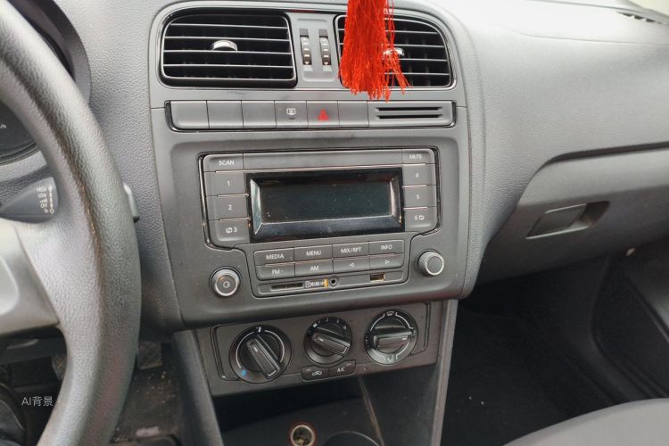 Volkswagen Polo 2015 car image #15