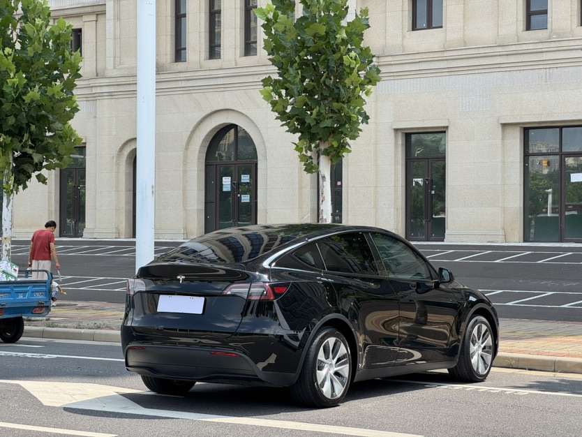 Tesla Model Y 2023 #11 Tesla Model Y 2023 car image #11