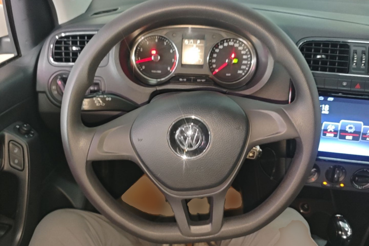 Volkswagen Polo 2015 car image #11