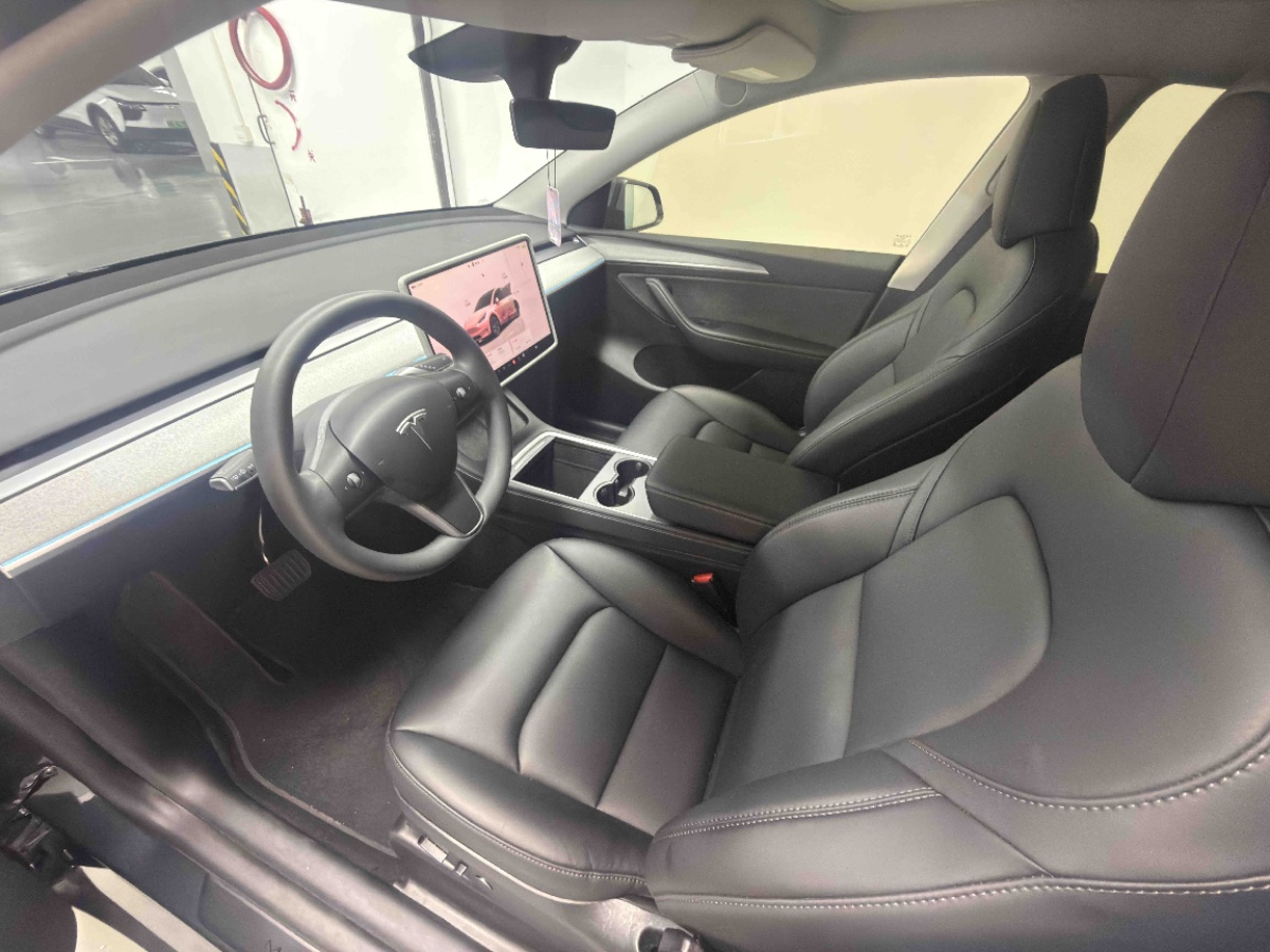 Tesla Model Y 2025 car image #3