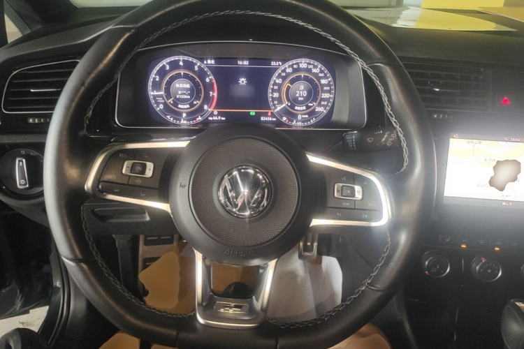 Volkswagen Golf 2020 car image #11