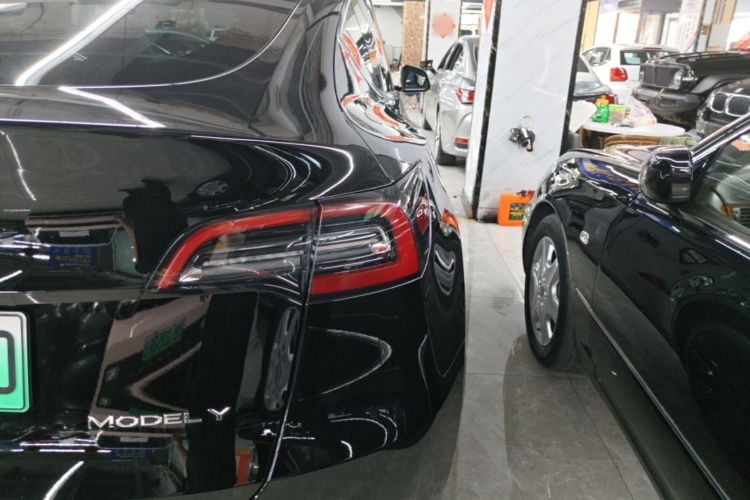 Tesla Model Y 2023 #8 Tesla Model Y 2023 car image #8
