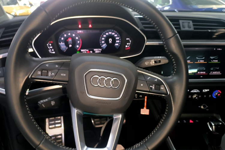 Audi Q3 2021 car image #11