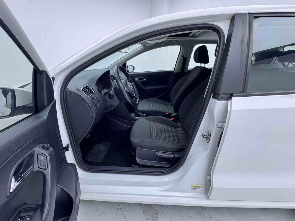 Volkswagen Polo 2016 car image #9