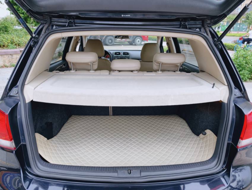 Volkswagen Golf 2010 car image #7