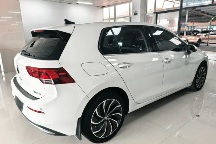 Volkswagen Golf 2023 car image #6