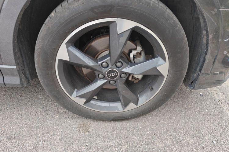 Audi Q3 2023 car image #9