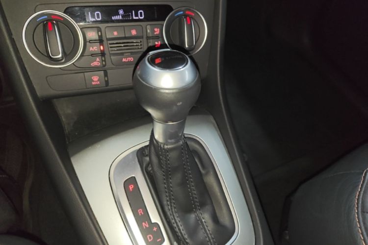 Audi Q3 2018 car image #14