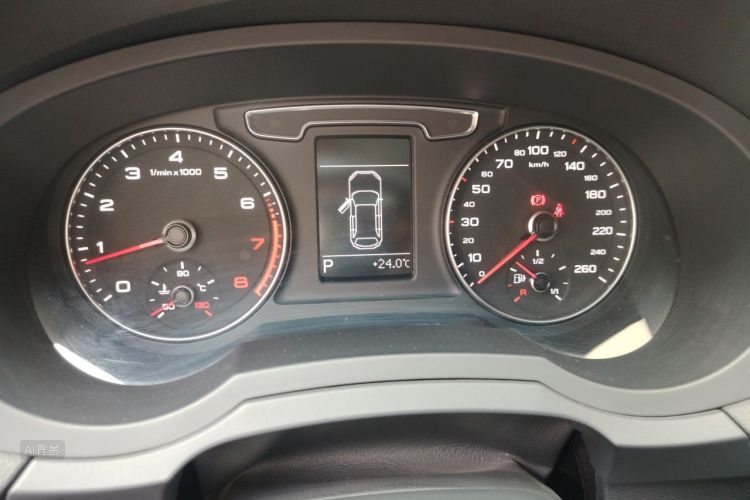 Audi Q3 2017 car image #13