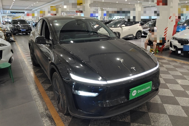 Tesla Model Y 2025 #4 Tesla Model Y 2025 car image #4