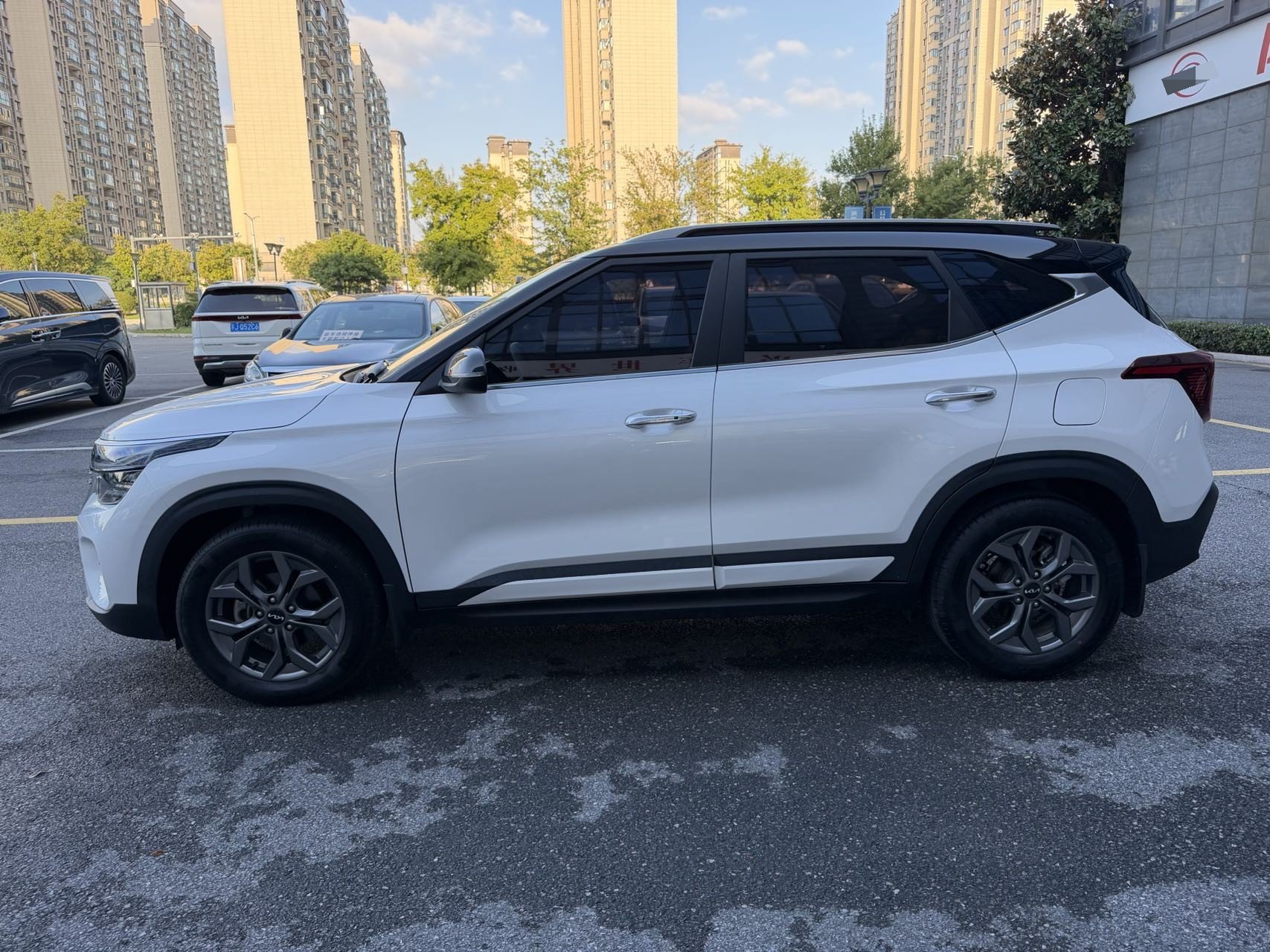 Kia Seltos 2023 car image #3