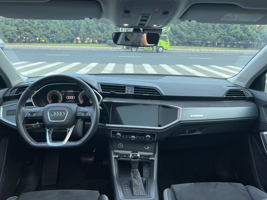 Audi Q3 2022 car image #4