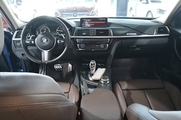 BMW 3 Series 2019 car image #10