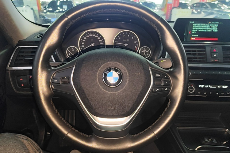 BMW 3 Series 2018 car image #11