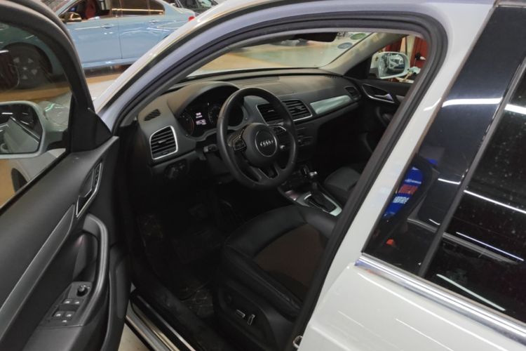 Audi Q3 2017 car image #16