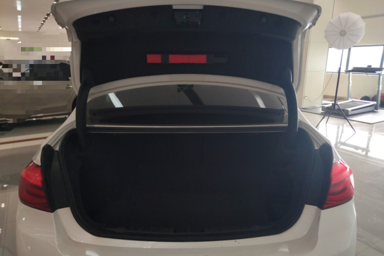 BMW 3 Series 2018 صورة سيارة #21