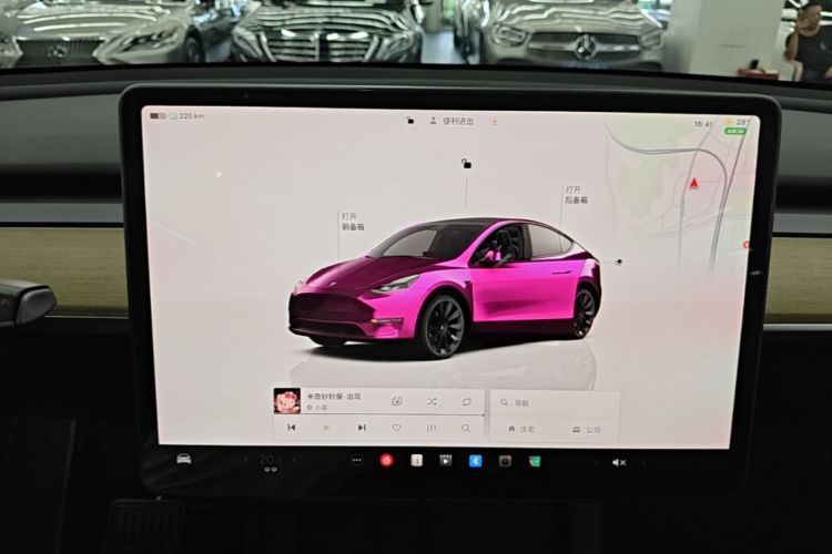 Tesla Model Y 2023 car image #13