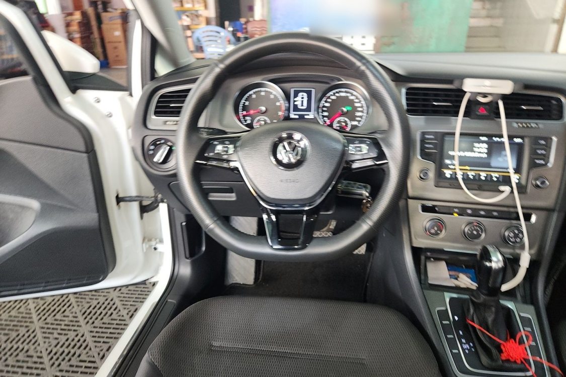Volkswagen Golf 2017 car image #22