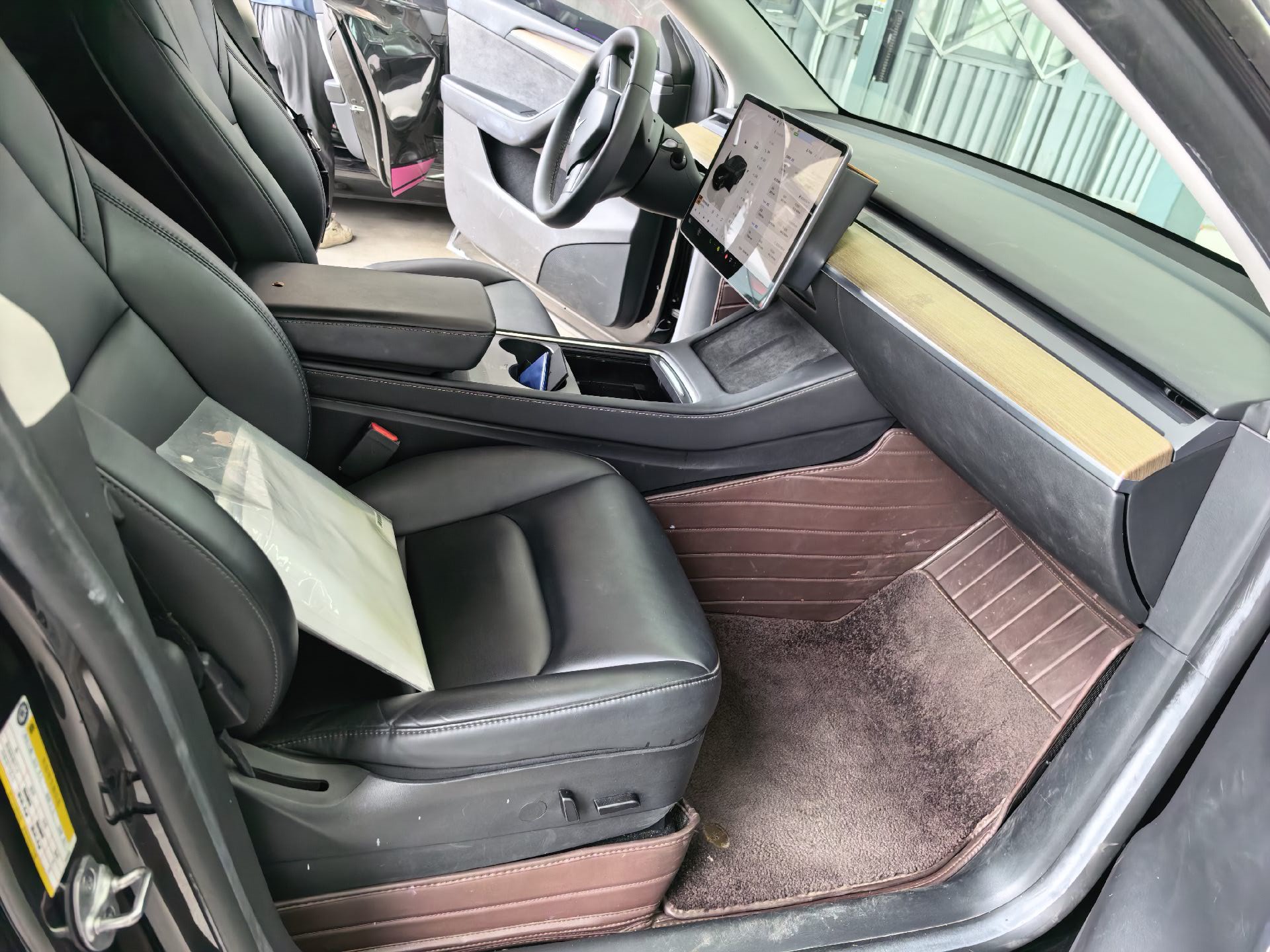 Tesla Model Y 2023 car image #3