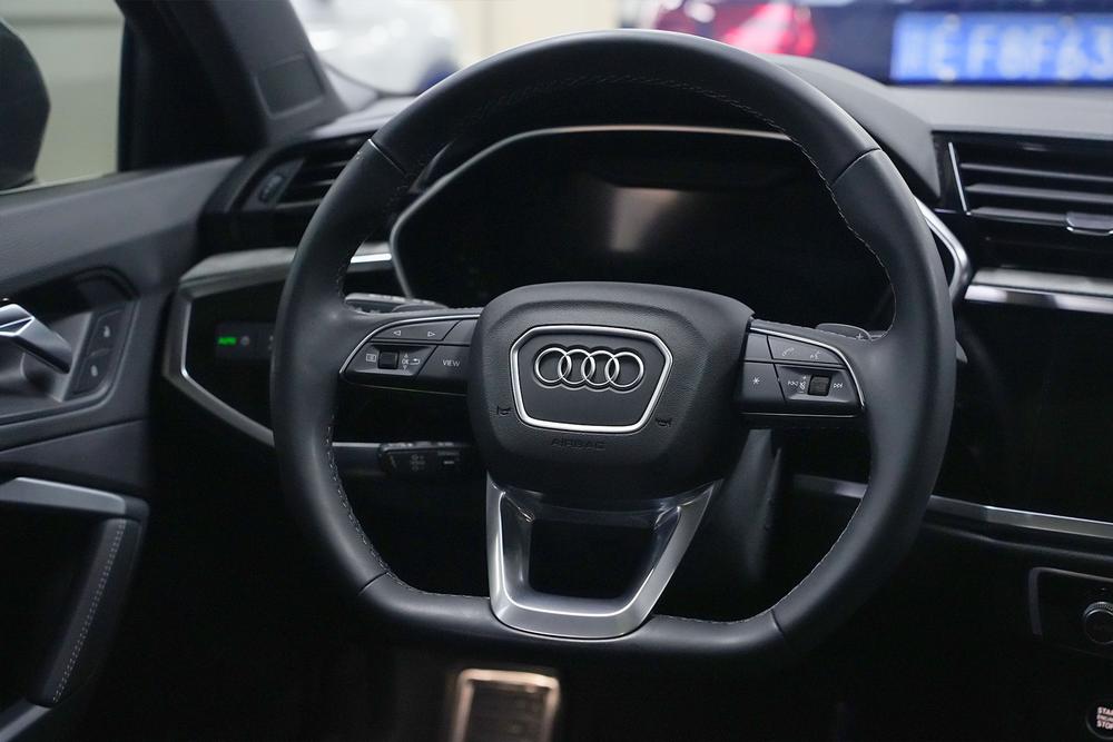 Audi Q3 2025 car image #12