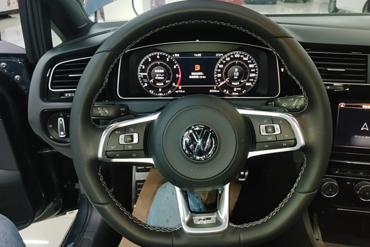 Volkswagen Golf 2020 car image #11