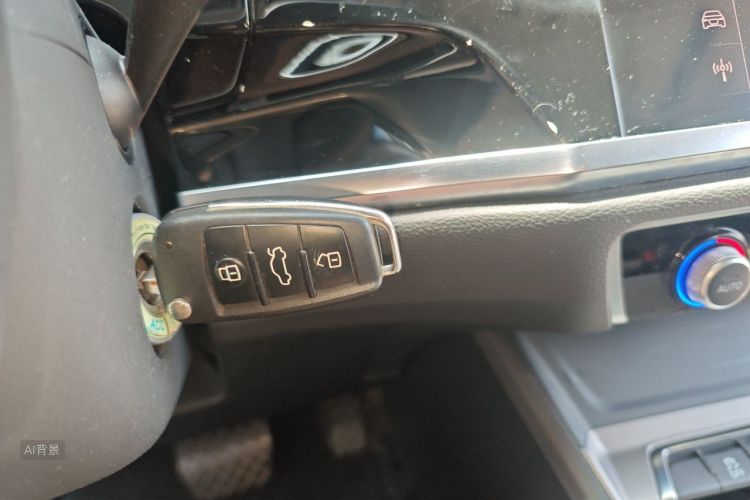 Audi Q3 2020 car image #10