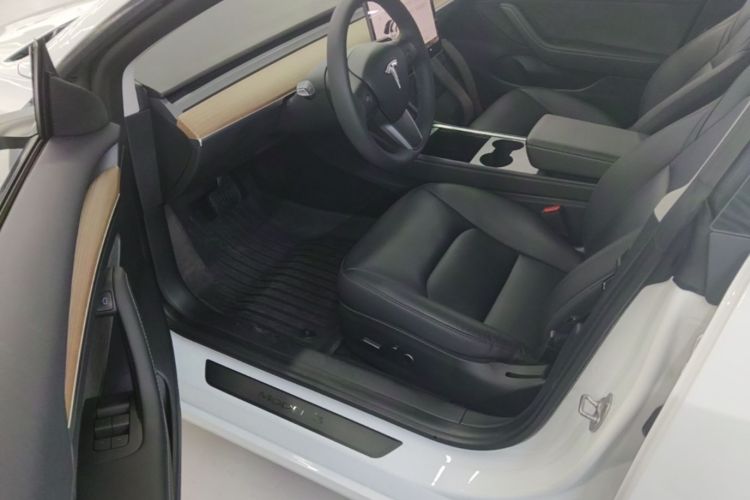 Tesla Model 3 2023 car image #16
