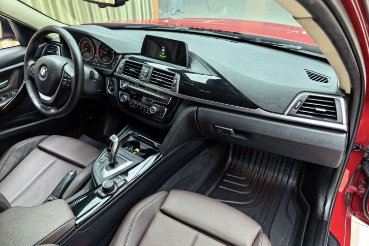 BMW 3 Series 2018 car image #11