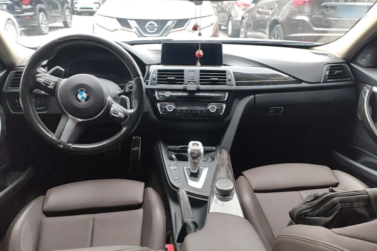 BMW 3 Series 2018 car image #10
