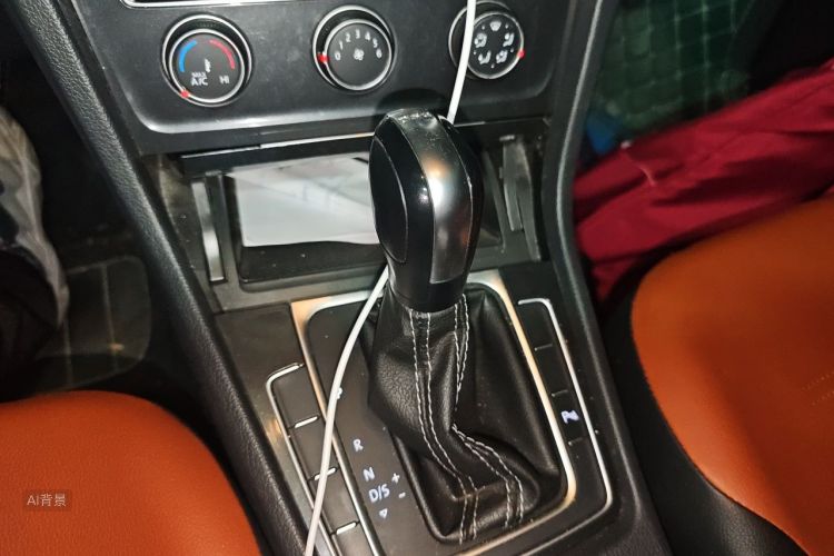 Volkswagen Golf 2017 car image #16