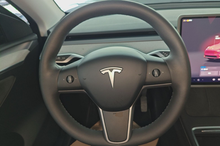 Tesla Model Y 2024 صورة سيارة #11