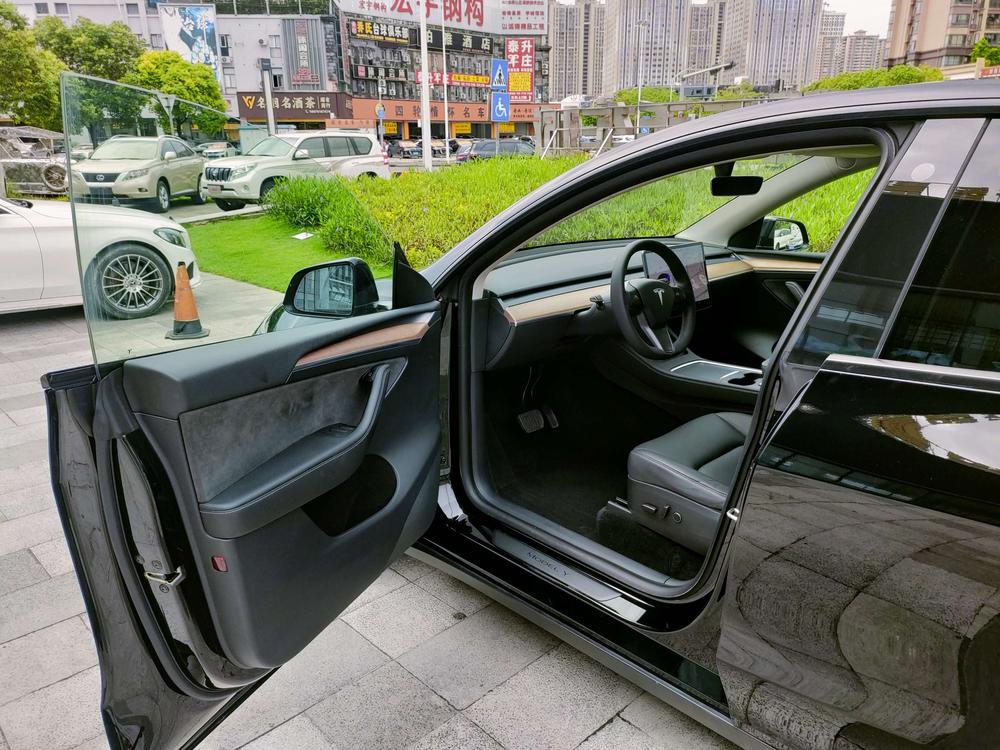 Tesla Model Y 2021 car image #29