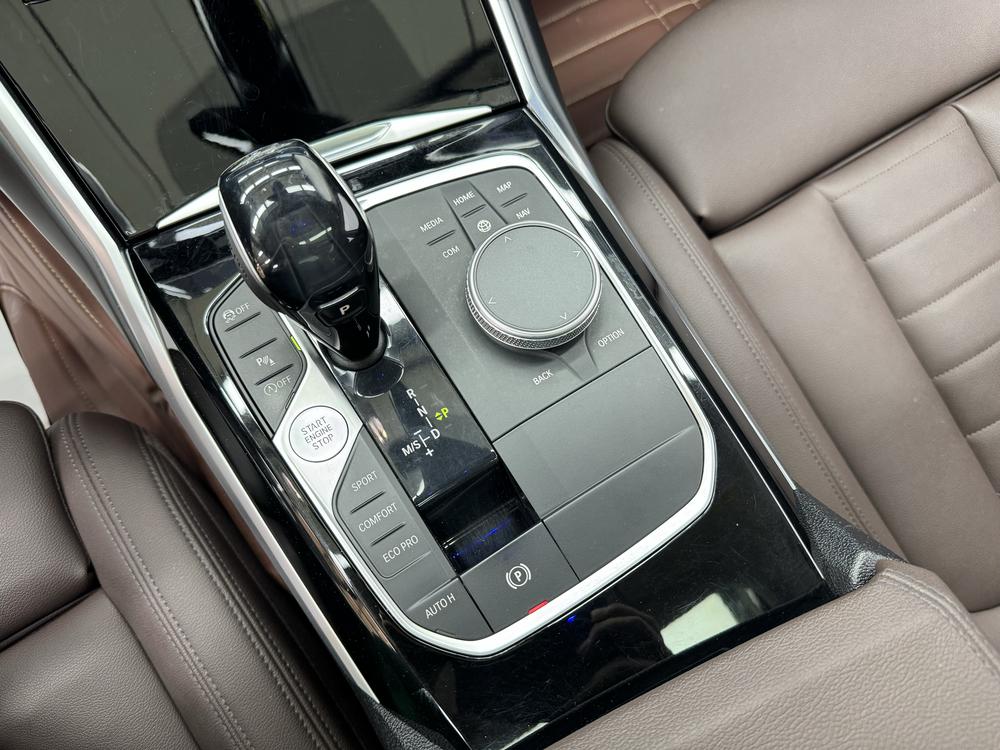 BMW 3 Series 2019 car image #10