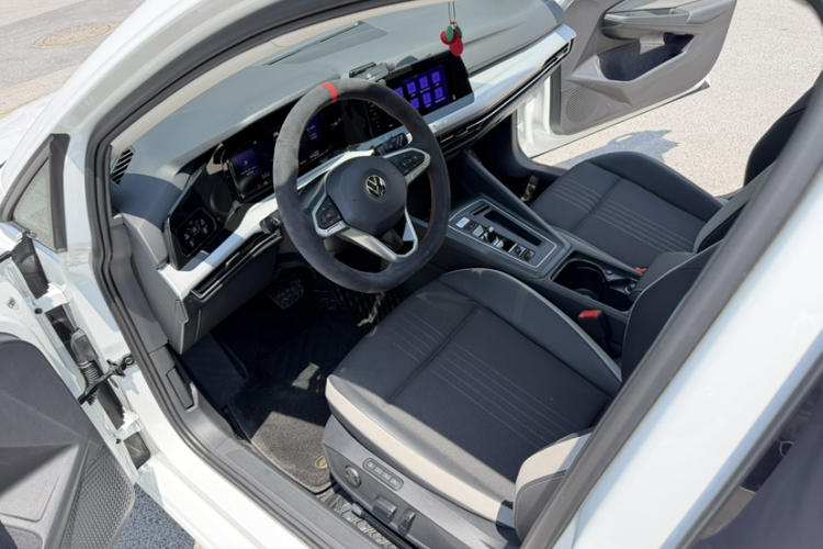 Volkswagen Golf 2023 car image #16