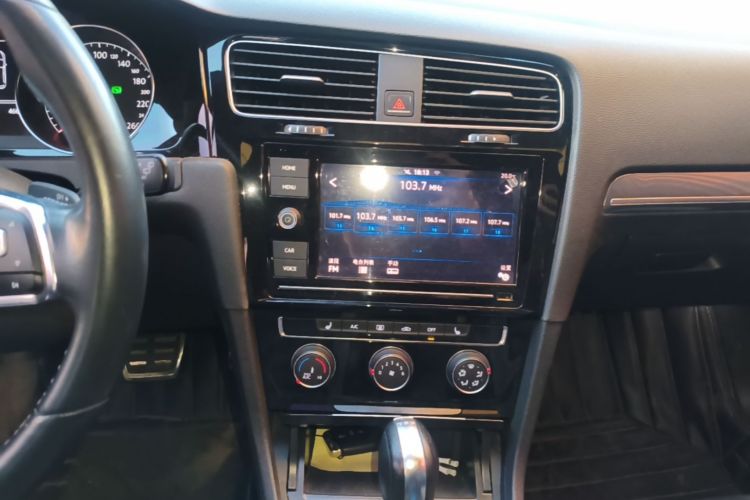 Volkswagen Golf 2019 car image #19