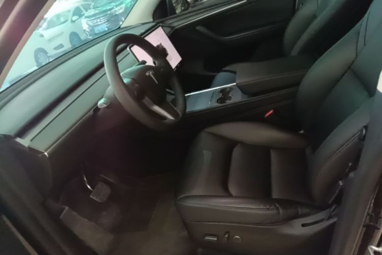 Tesla Model Y 2023 car image #19