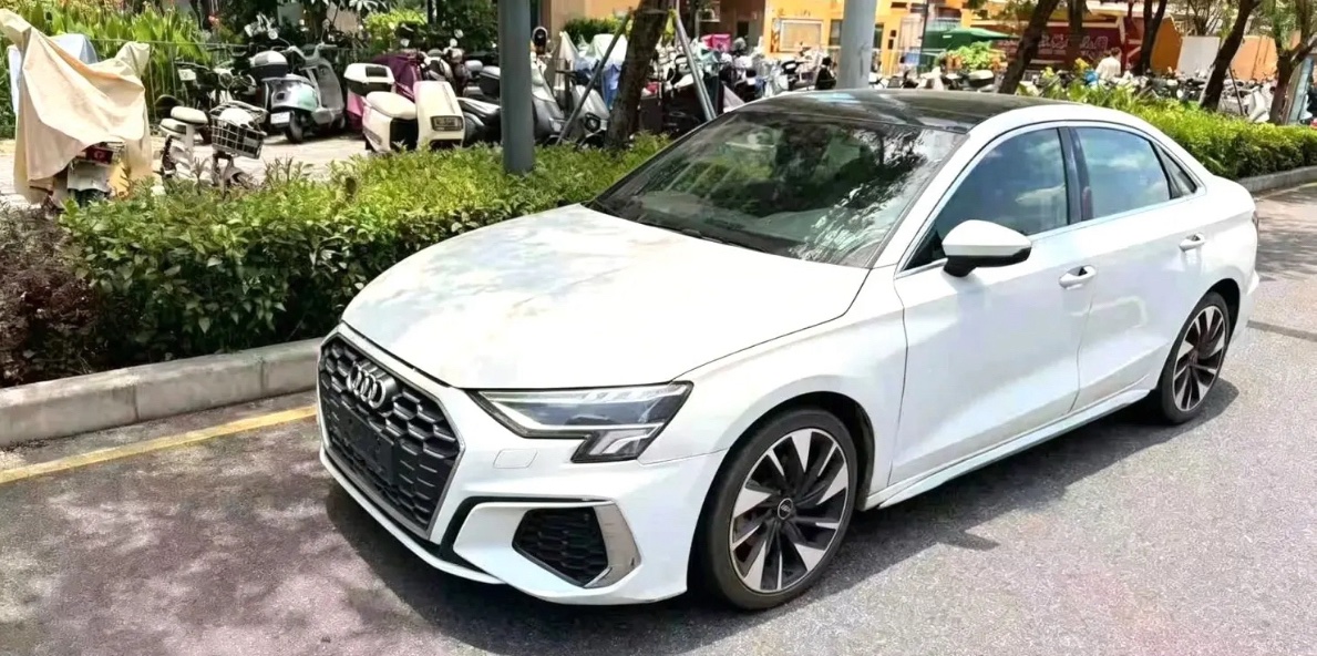 2023 immagine di auto 