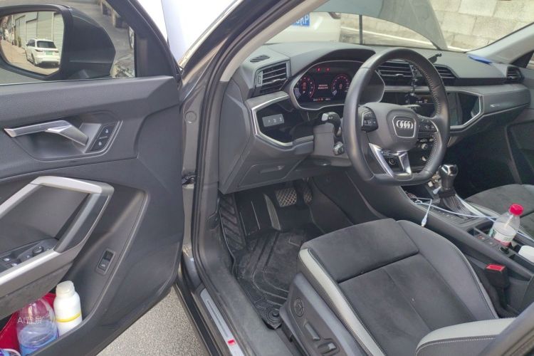 Audi Q3 2021 car image #18